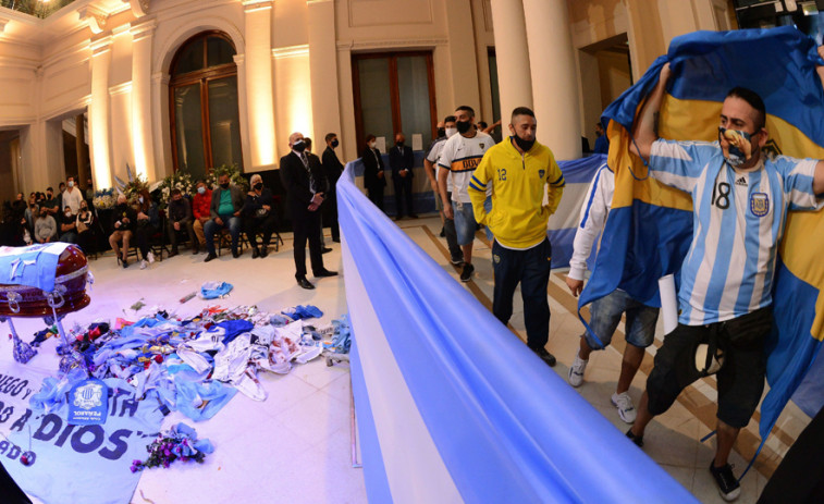 Los hijos de Maradona piden trasladar el cuerpo del '10' del cementerio a un memorial