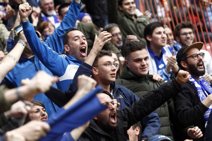 La afición confía en que el Depor se salve en abril