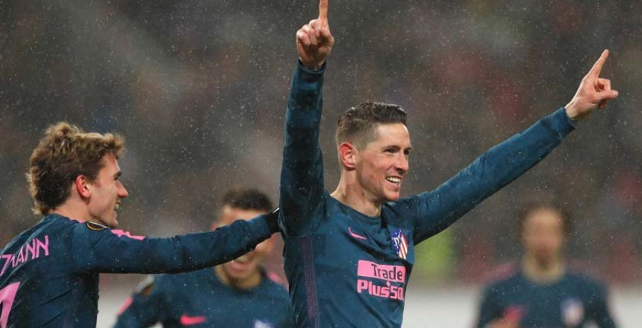 El Atlético avanza a cuartos de final con doblete de Torres