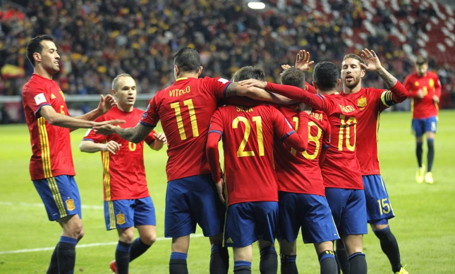 España agarra el liderato con fuerza y goles ante Israel (4-1)