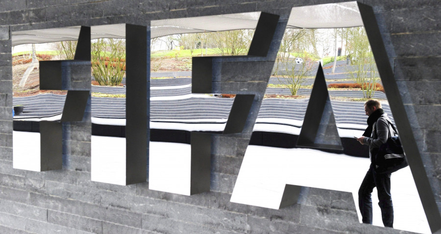 La FIFA selecciona los seis tríos arbitrales y los ocho asistentes para el VAR