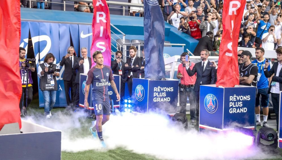 Neymar a su nueva afición del PSG: "He venido aquí para hacer historia"