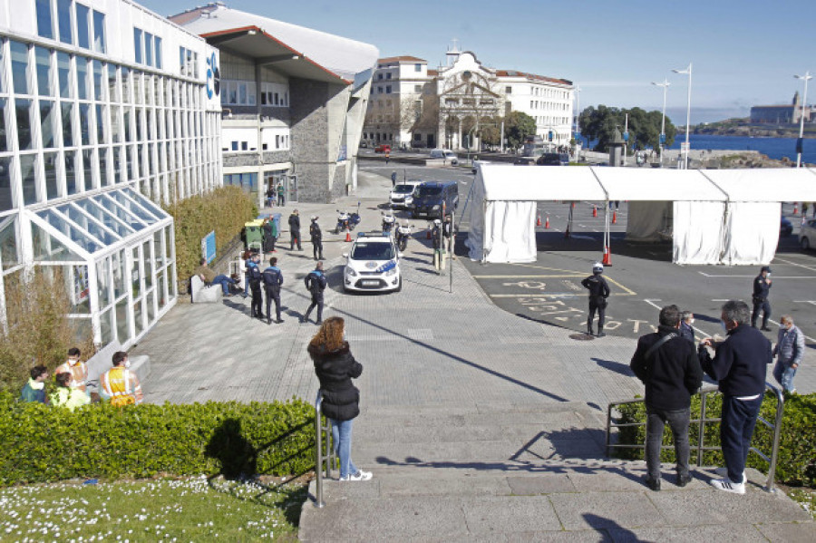 El Ayuntamiento de A Coruña ofrecerá cursos de pádel o bádminton para todas las edades 
