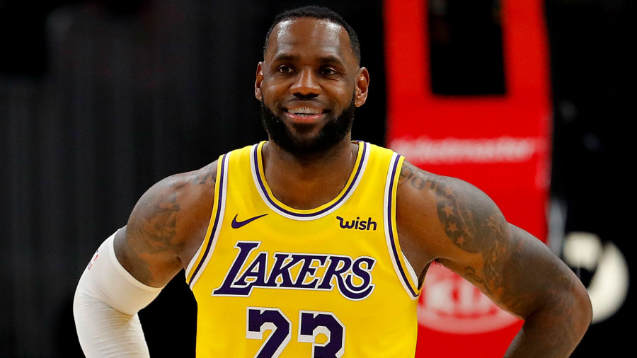 La propietaria de los Lakers se compromete a retirar la camiseta de LeBron James