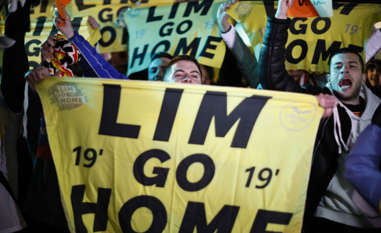 Unos 15.000 aficionados piden marcha de Peter Lim en los aldeaños de Mestalla
