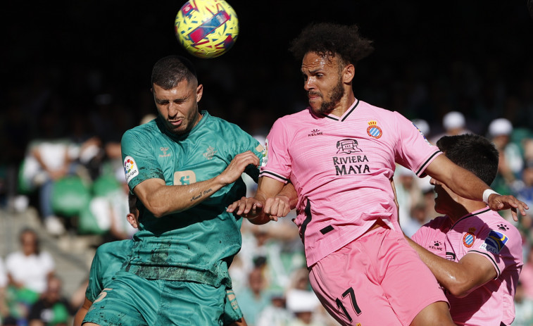 El Betis gana con claridad y hunde aún más a Espanyol