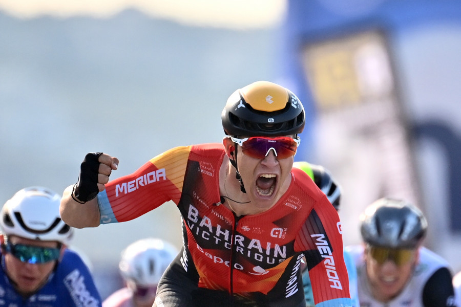 Jonathan Milan se apunta el primer esprint del Giro y Evenepoel sigue líder