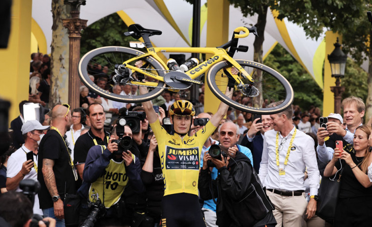 Vingegaard revalida en París la corona del Tour de Francia