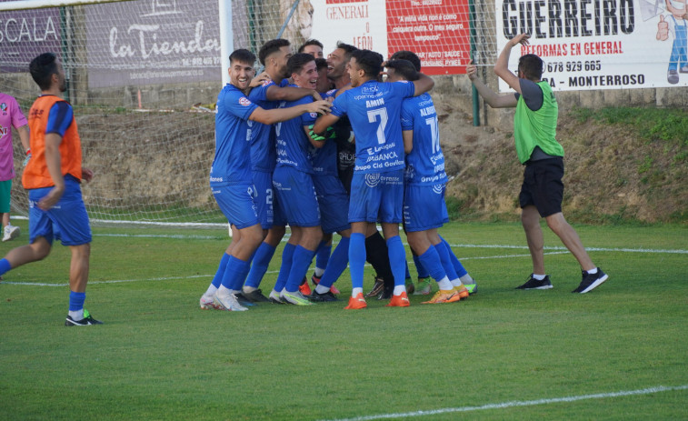El Ourense CF gana al Villalbés en la tanda de penaltis