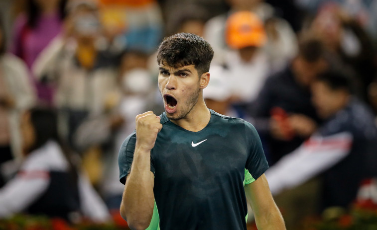 Alcaraz alcanza las semifinales en Pekín tras doblegar a Ruud por 6-4 y 6-2