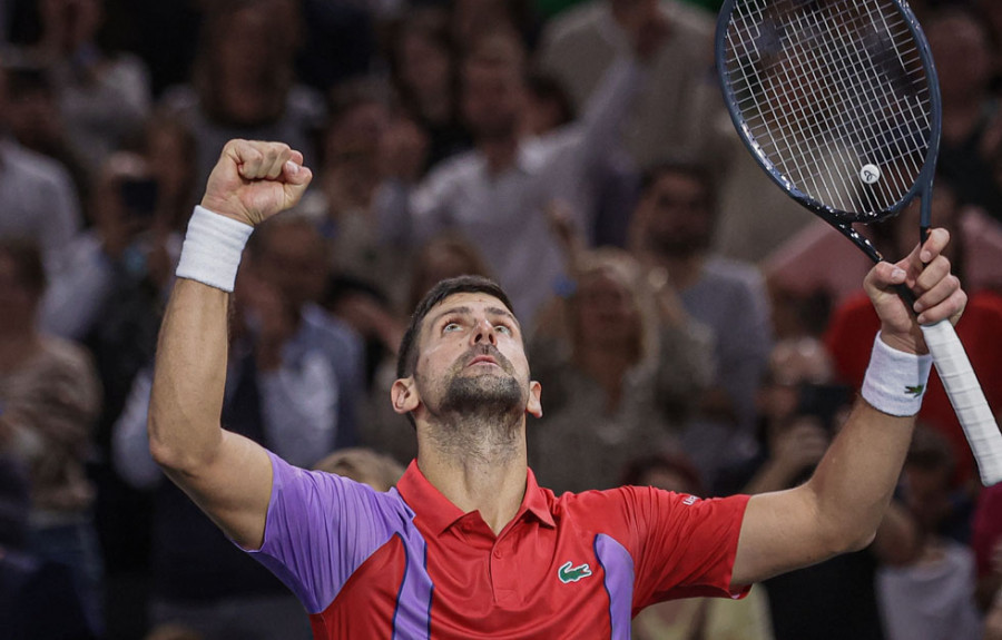 Djokovic sobrevive a la tormenta y se clasifica para sus décimos cuartos de final del año