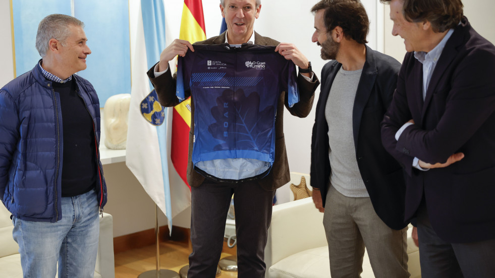 Alfonso Rueda recibe un maillot de O Gran Camiño firmado por Vingegaard