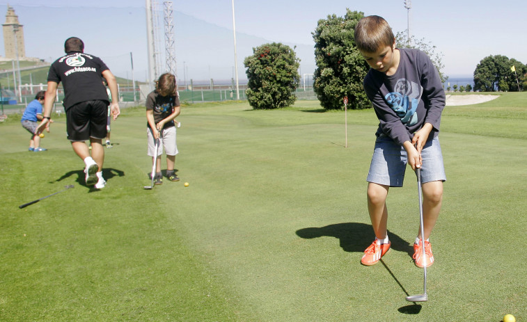 El Ayuntamiento de A Coruña oferta casi 700 plazas en los cursos municipales de iniciación al golf