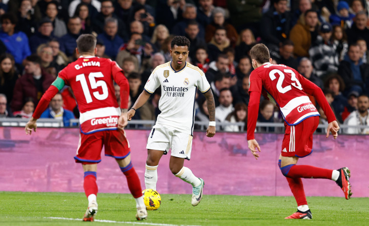 El Real Madrid recupera el liderato sin alardes  (2-0)
