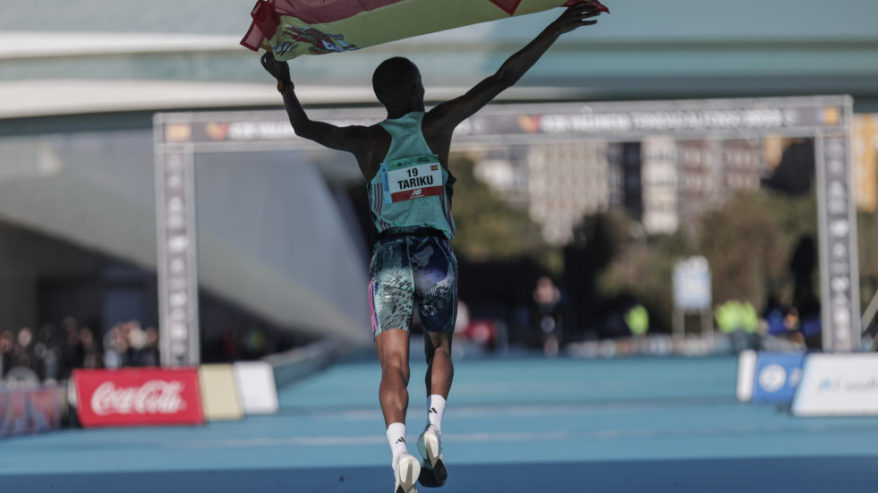 El gallego Tariku Novales revienta el récord de España de maratón en Valencia