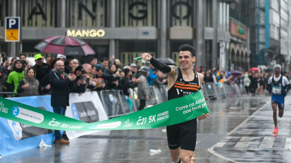 Pablo Sánchez y María Azucena Díaz ganan el medio maratón de A Coruña