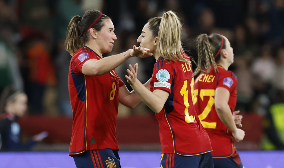 La delantera de la selección española Mariona Caldentey (i) celebra con su compañera Olga Carmona (d) tras marcar el 2 0
