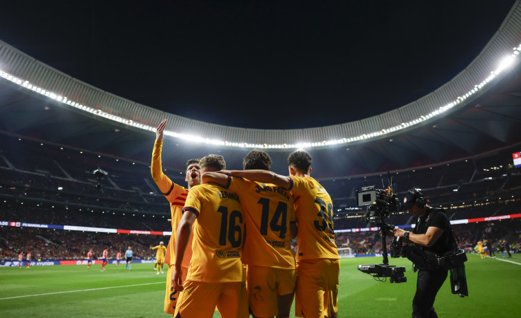 Joao y Lewandowski sostienen la esperanza del Barcelona (0-3)