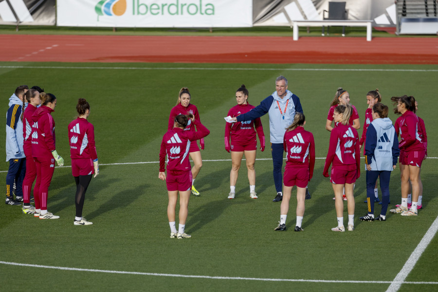 La selección española completa su primer entrenamiento arropada por unas 800 personas