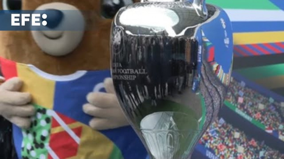 El trofeo de la Eurocopa presentado en el Estadio Olímpico de Berlín