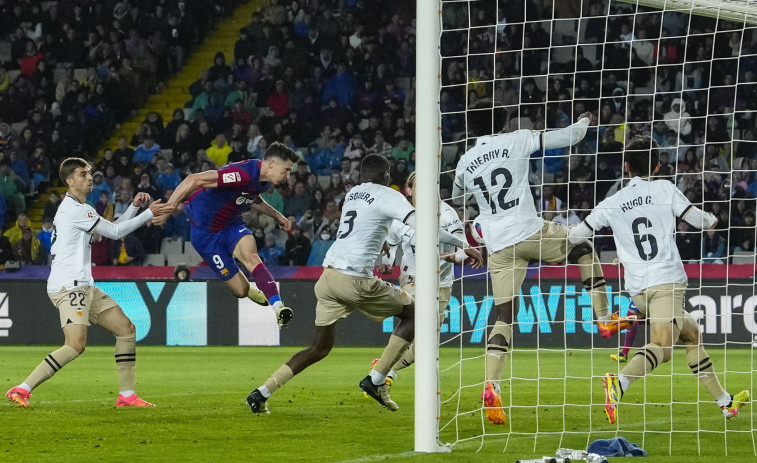 Lewandowski rescata a tiempo al Barça ante un combativo Valencia (4-2)