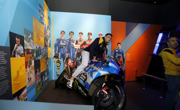 Los jugadores del Depor andan como motos en el Museo MEGA de Estrella Galicia