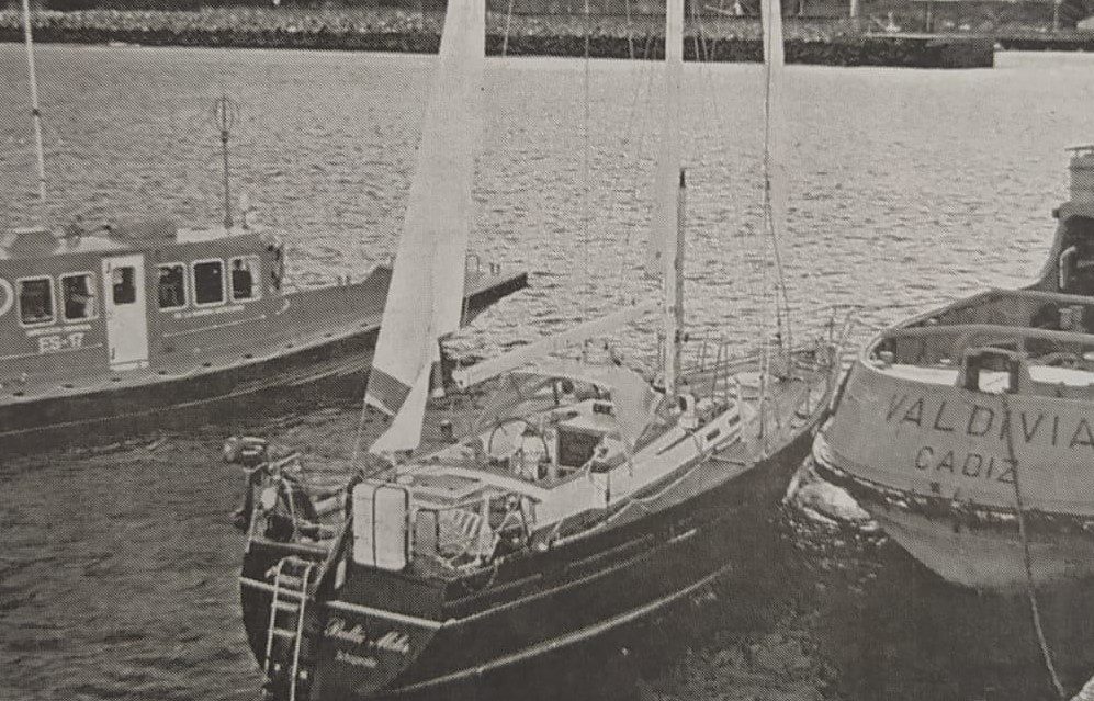El yate alemu00e1n fue trasladado al puerto de Burela