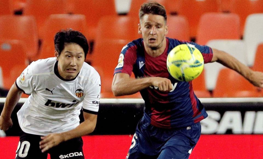 El Valencia remonta con holgura el derbi en Mestalla