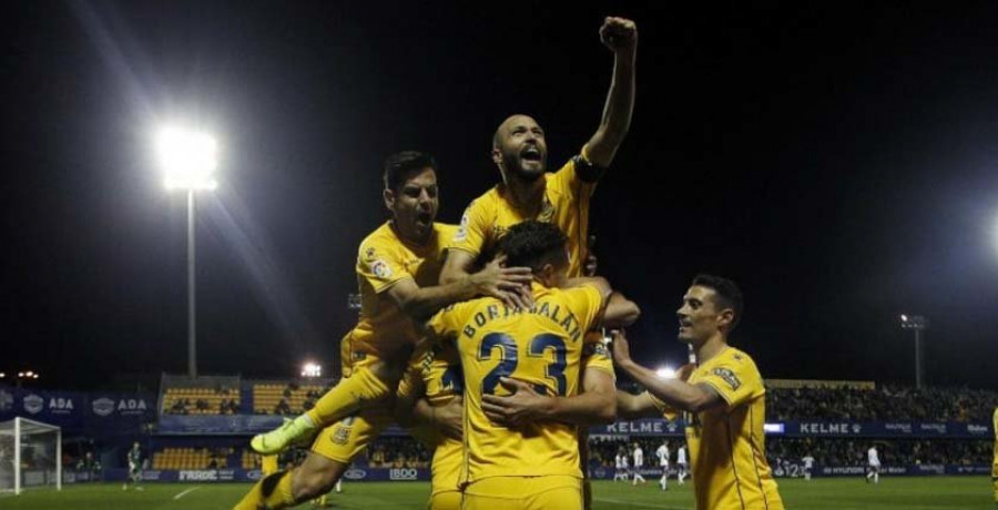 El Alcorcón gana un derbi de poco fútbol