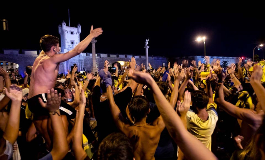 Los jugadores del Cádiz festejaron el ascenso amarillo