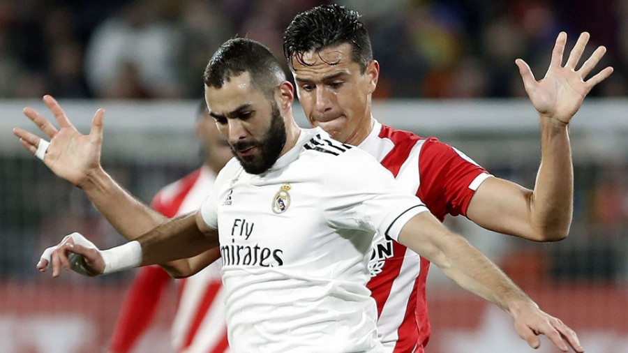 Benzema, con un doblete, conduce al Real Madrid a las semifinales