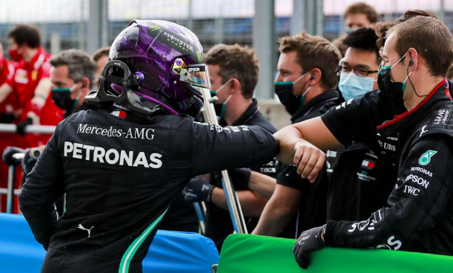 Los Mercedes de Hamilton y Bottas dominan una vez más