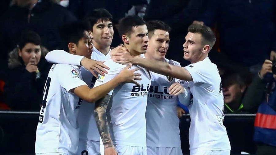 Santi Mina entra en la segunda parte y dinamita la eliminatoria con un doblete