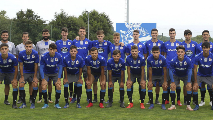 Los juveniles blanquiazules miran hacia arriba con ilusión