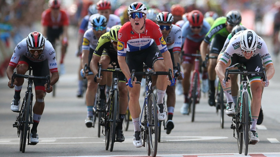 Jakobsen gana el pulso a Bennett en un ajustado sprint