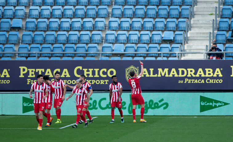 El Atlético agranda su liderato al vencer en Cádiz
