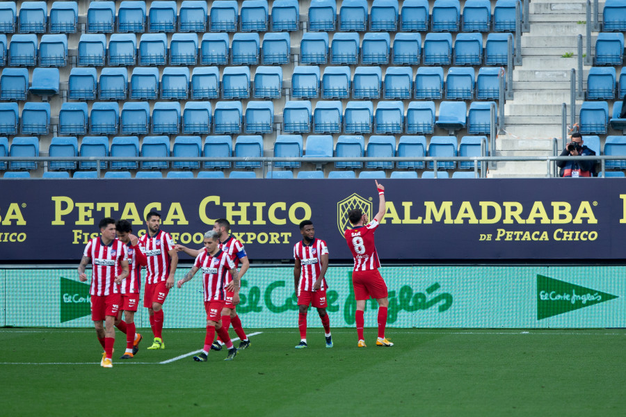 El Atlético agranda su liderato al vencer en Cádiz