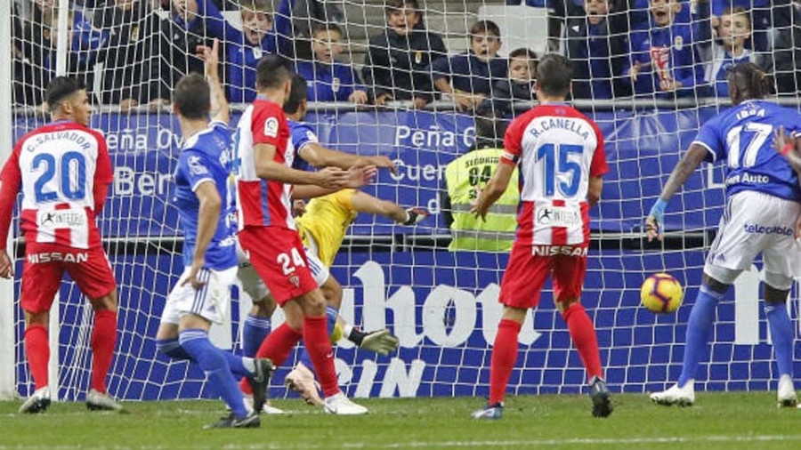 El Oviedo se lleva el derbi asturiano a balón parado en los primeros quince minutos