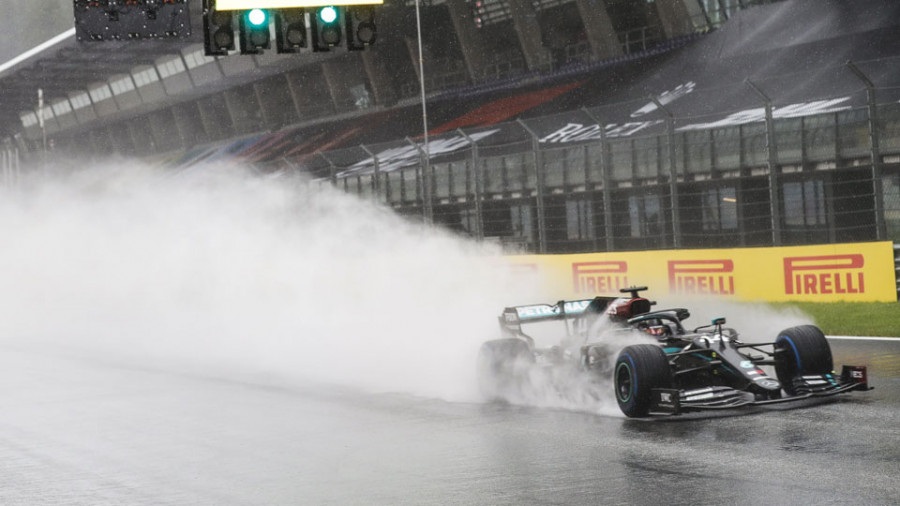 Hamilton gana al diluvio y un gran Sainz saldrá tercero