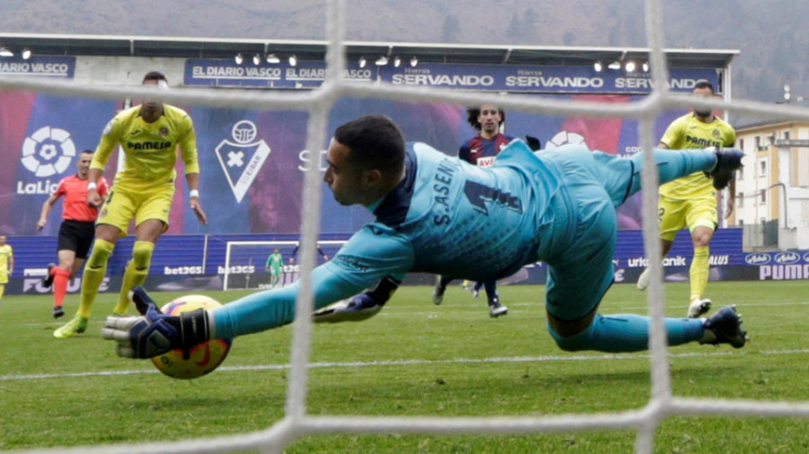 Los porteros Sergio Asenjo y Asier Riesgo echan el cerrojo en Ipurua