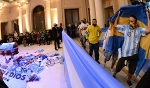 Los hijos de Maradona piden trasladar el cuerpo del '10' del cementerio a un memorial