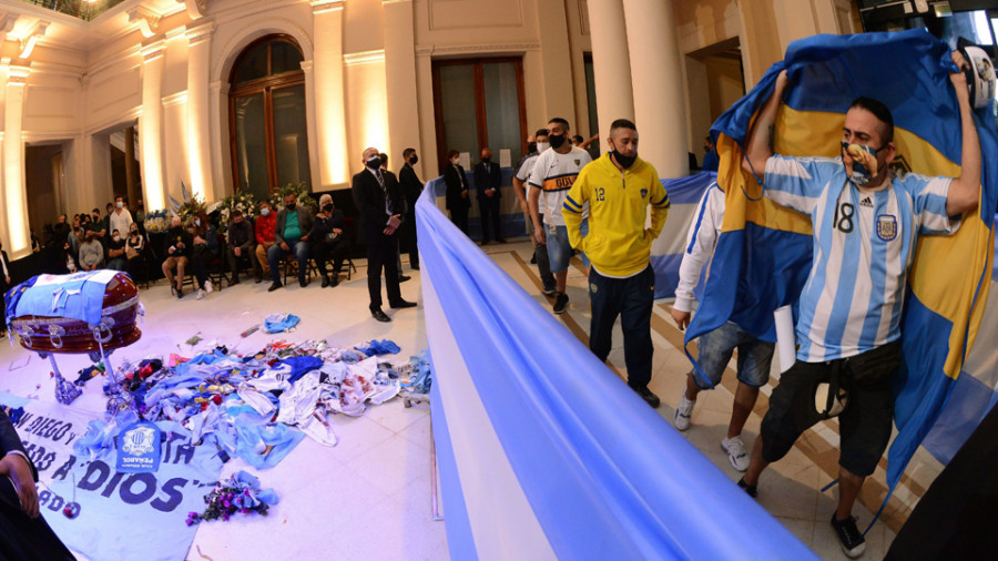 Los hijos de Maradona piden trasladar el cuerpo del '10' del cementerio a un memorial