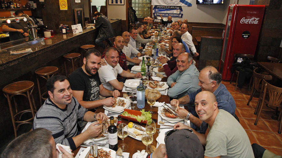 Éxito total de la comida de la peña ‘Uxes’