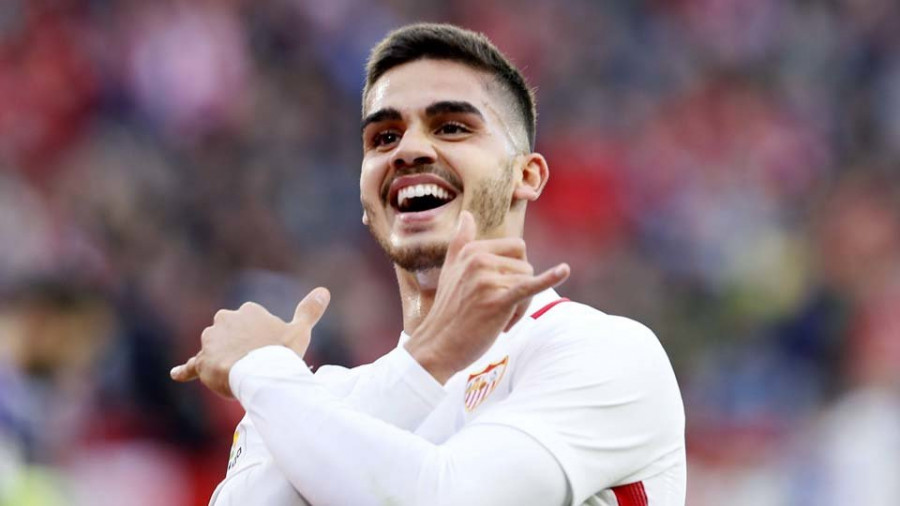 Un gol de André Silva sitúa líder a un Sevilla sin vértigo