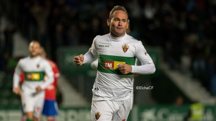 Nino, el eterno goleador que llegará a los 40 en activo en las filas del Elche