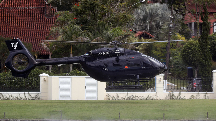 Neymar llega a Brasil respaldado por el vestuario