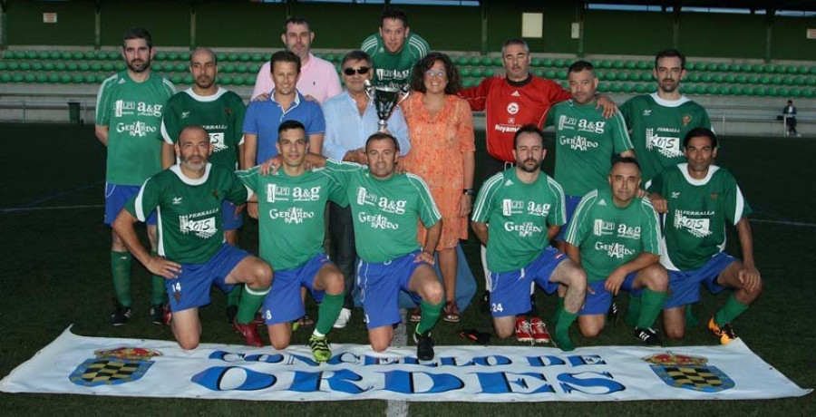 El Veteranos de Ordes logra alzarse con el primer puesto