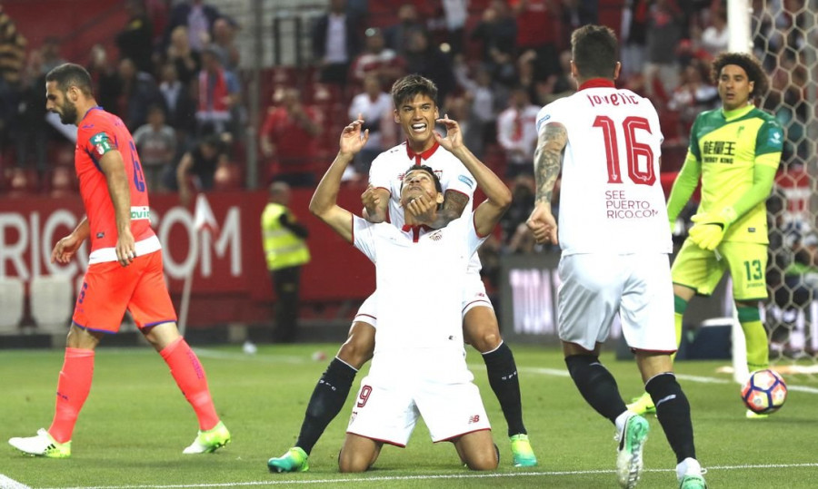 Ganso mantiene pujante al Sevilla y deja casi en Segunda al Granada (2-0)