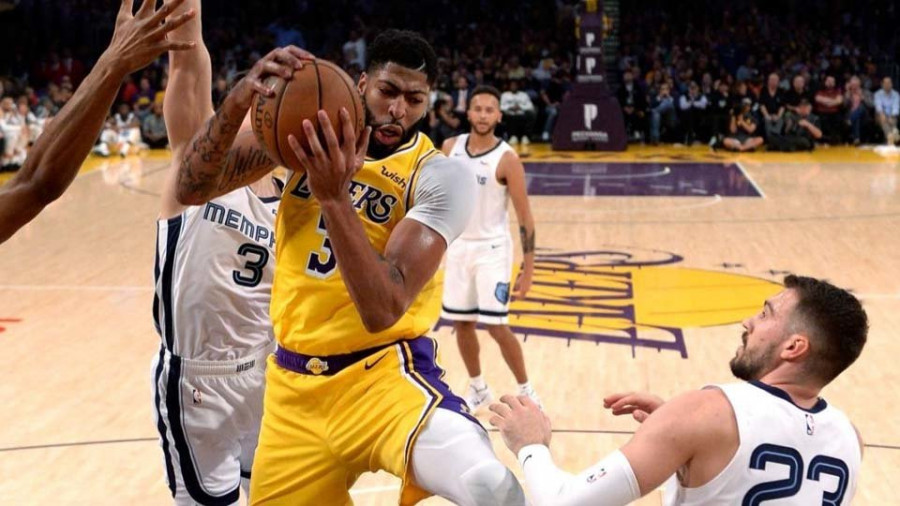 Anthony Davis conduce a los Lakers a igualar a sus vecinos