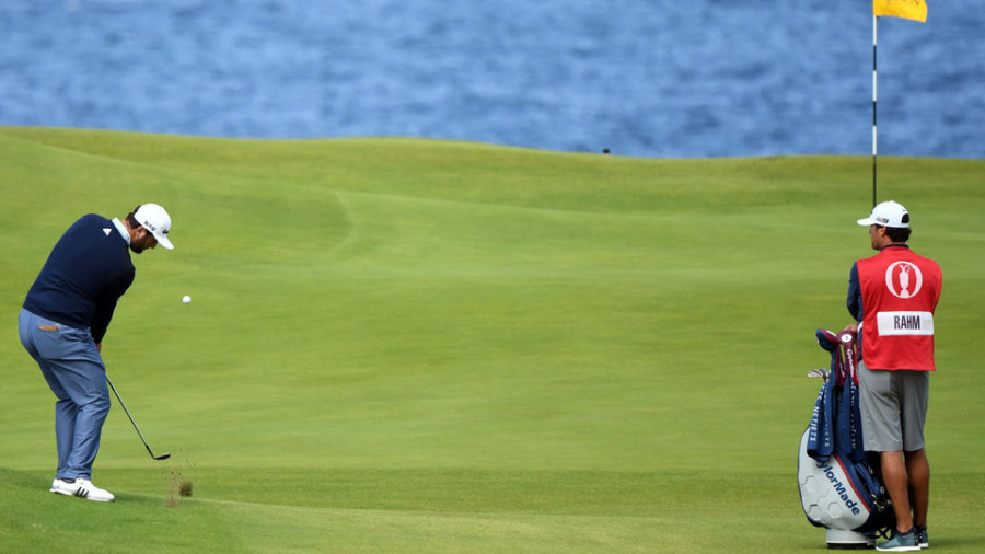 Jon Rahm, a seis golpes de la primera posición en Portrush